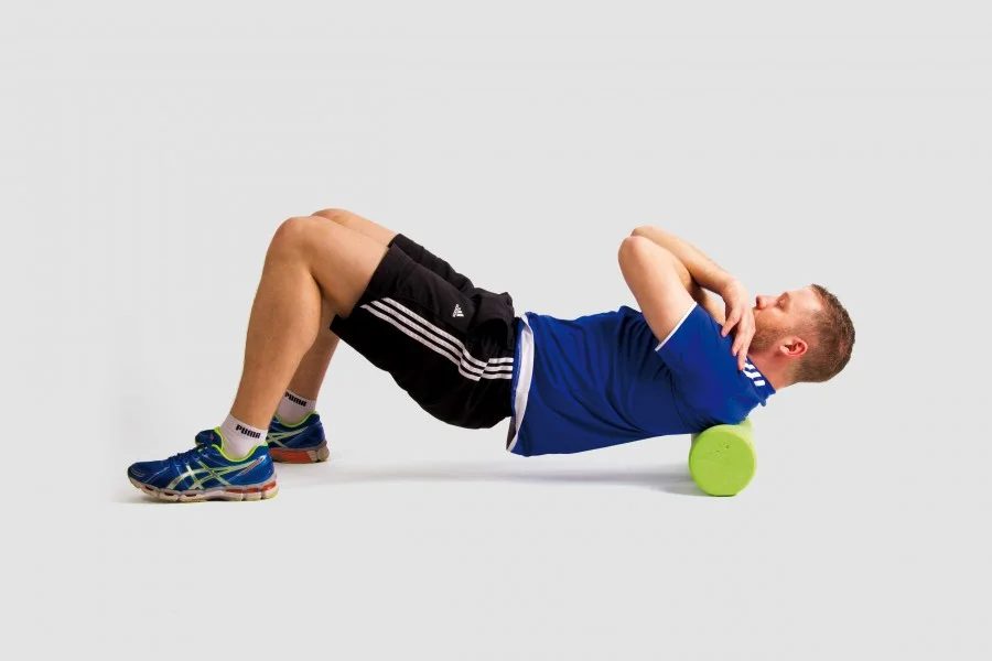 Tutor HFE che usa un foam roller sulla spina toracica