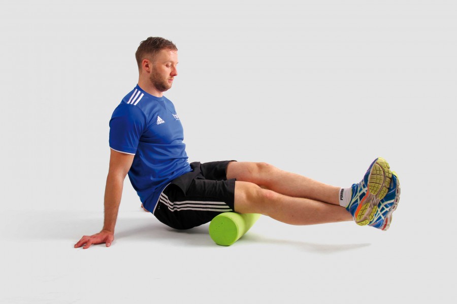 Tutor HFE che usa un foam roller sugli hamstrings