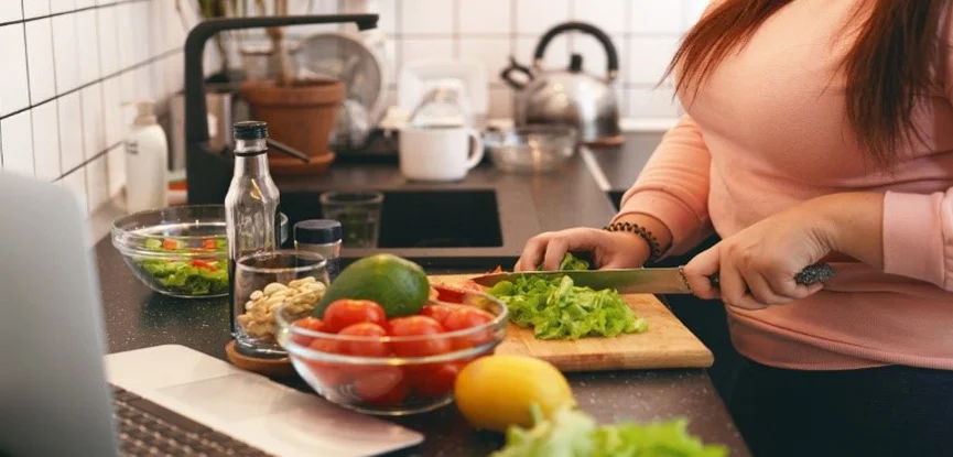 A picture of some cut up vegetables on a chopping board