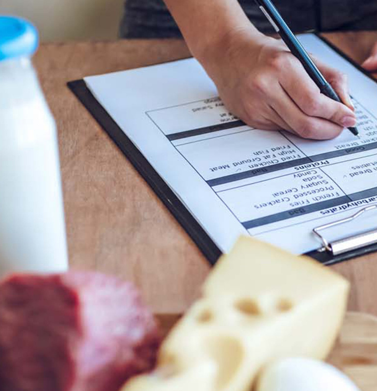 personal trainer writing meal plan for client