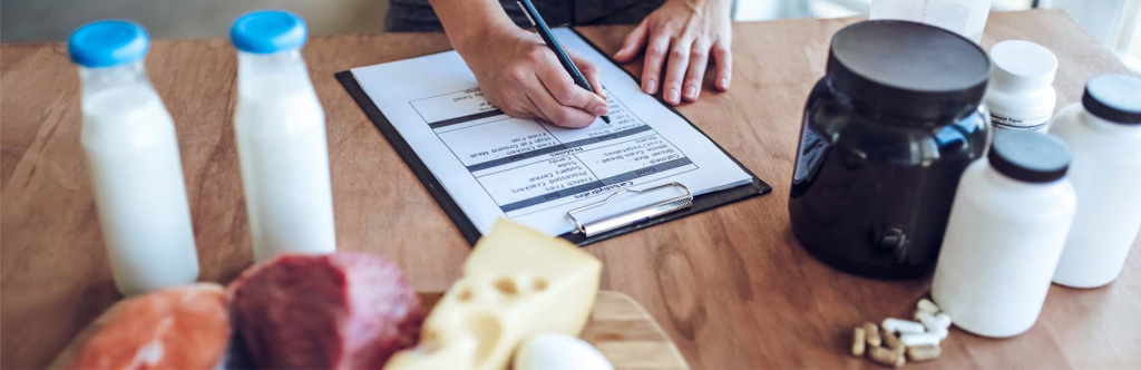 personal trainer writing meal plan for client