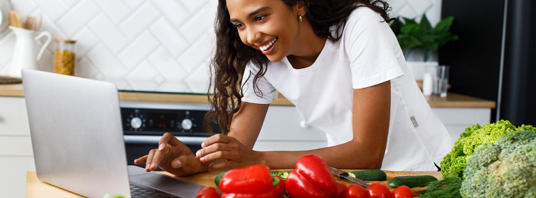 Nutrition coach talking to client online